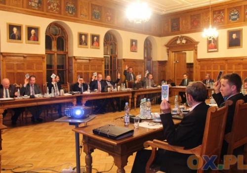 Radni nie przyjęli uchwały ws. zmiany wynagrodzenia burmistrza / fot. arc.ox.pl
